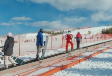 中国多地滑雪场提前“开板” 周边酒店订单走俏