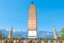无人机穿越大理崇圣寺千年古塔时“炸机”