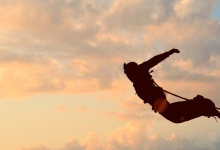 四川宜宾“窝囊式”蹦极走红,游客解锁另类下山姿势