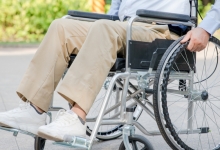 轮椅使用者称高铁进站被拦 怎样才能便民出行？