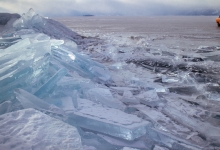 一辆载有中国游客的车辆在贝加尔湖冰面倾覆