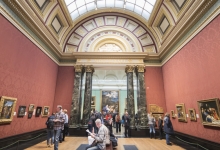 美术馆里涌动春日流量 “另类”赏花收获美好